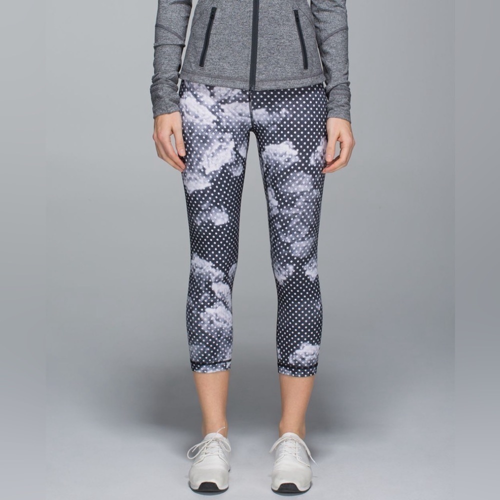 LULULEMON WUNDER UNDER Crop II Dottie Dream (size 4)